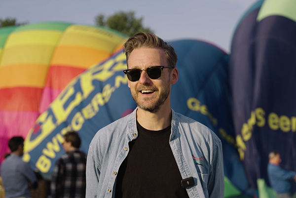 Presentator voor een achtergrond met luchtballonen
