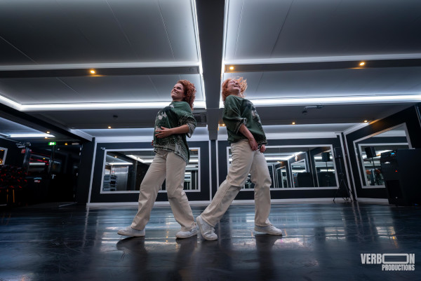 Twee dames dansen op hiphop