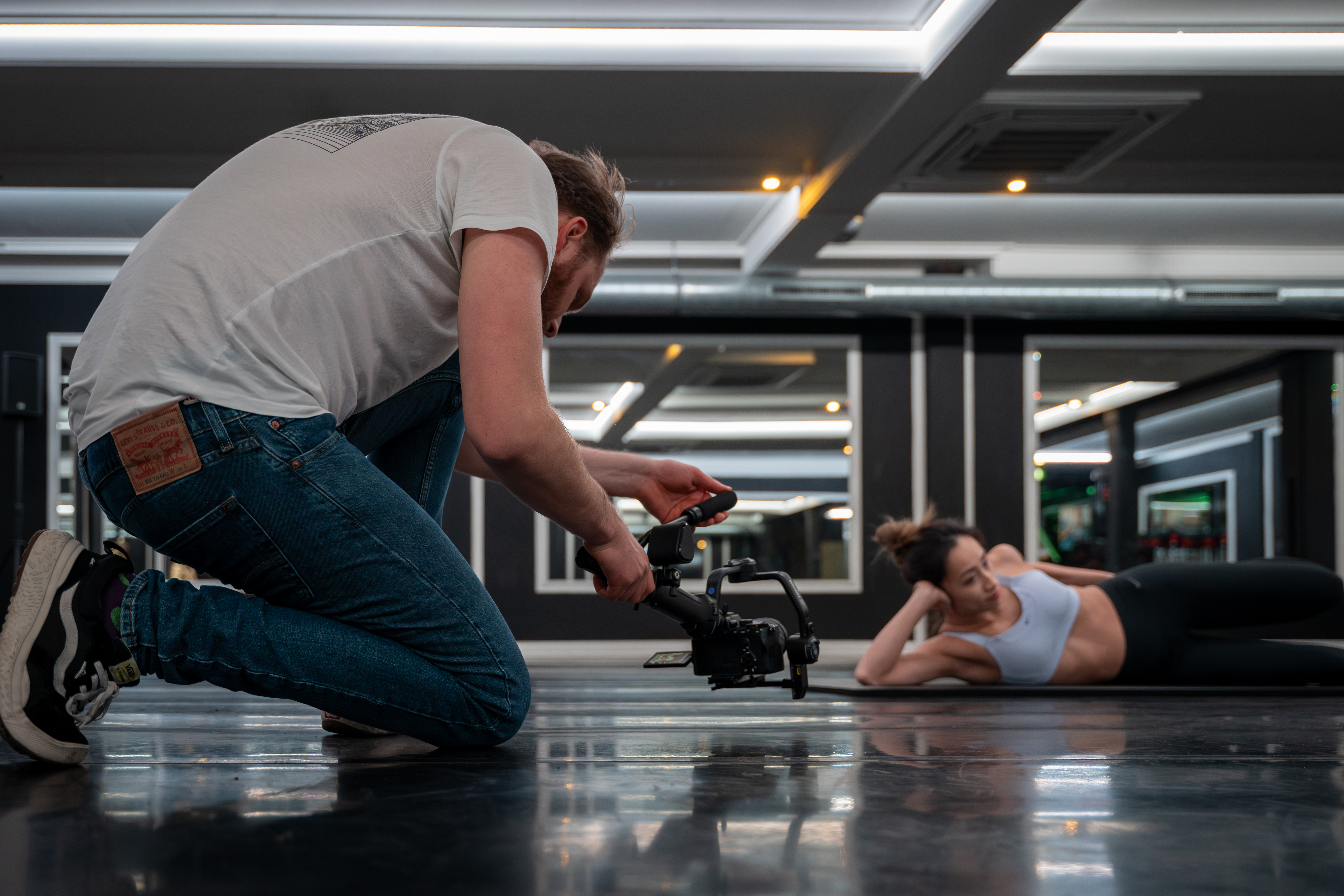 Maarten Verboon aan het werk met een laag perspectief