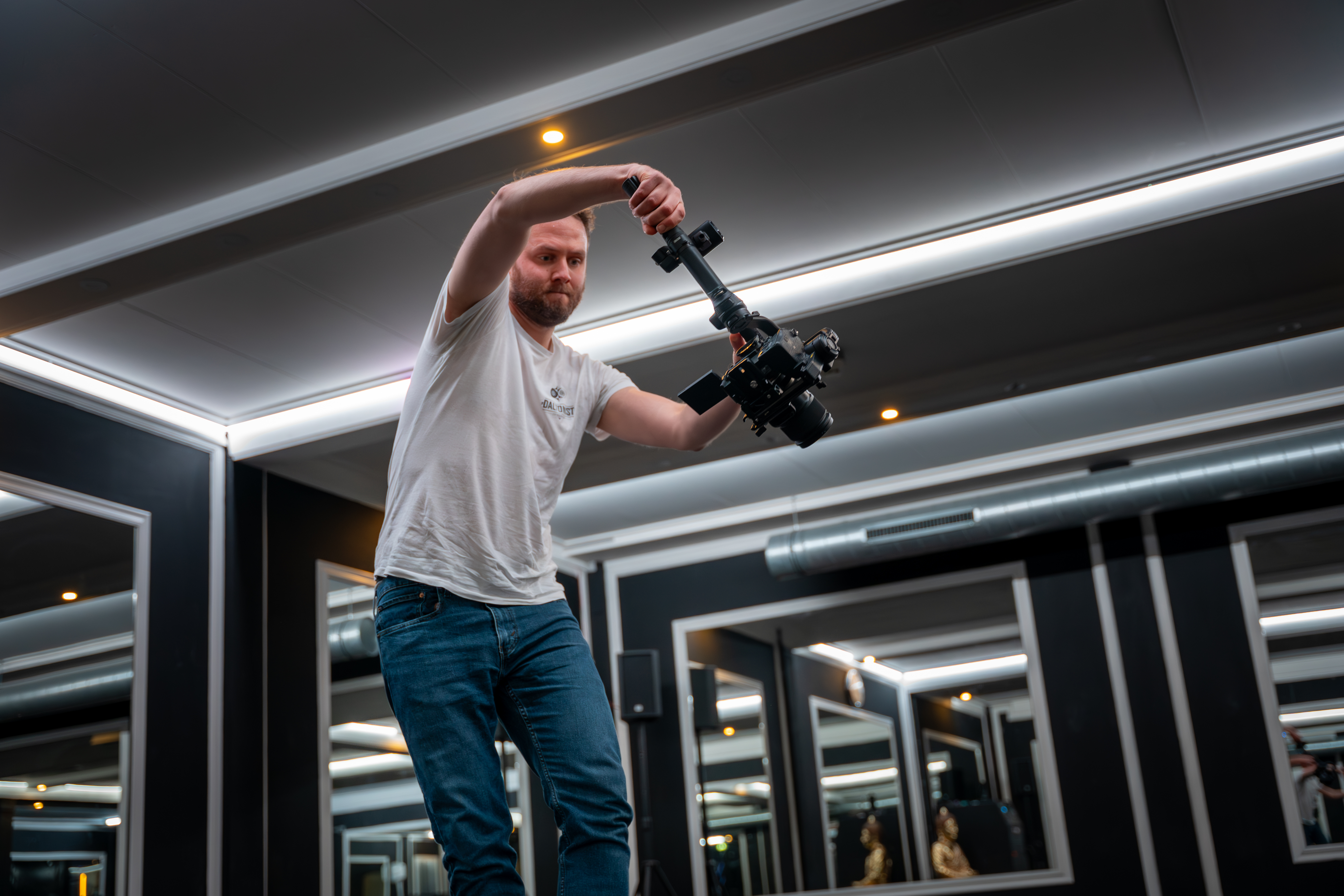 Maarten Verboon aan het werk met een hoog perspectief