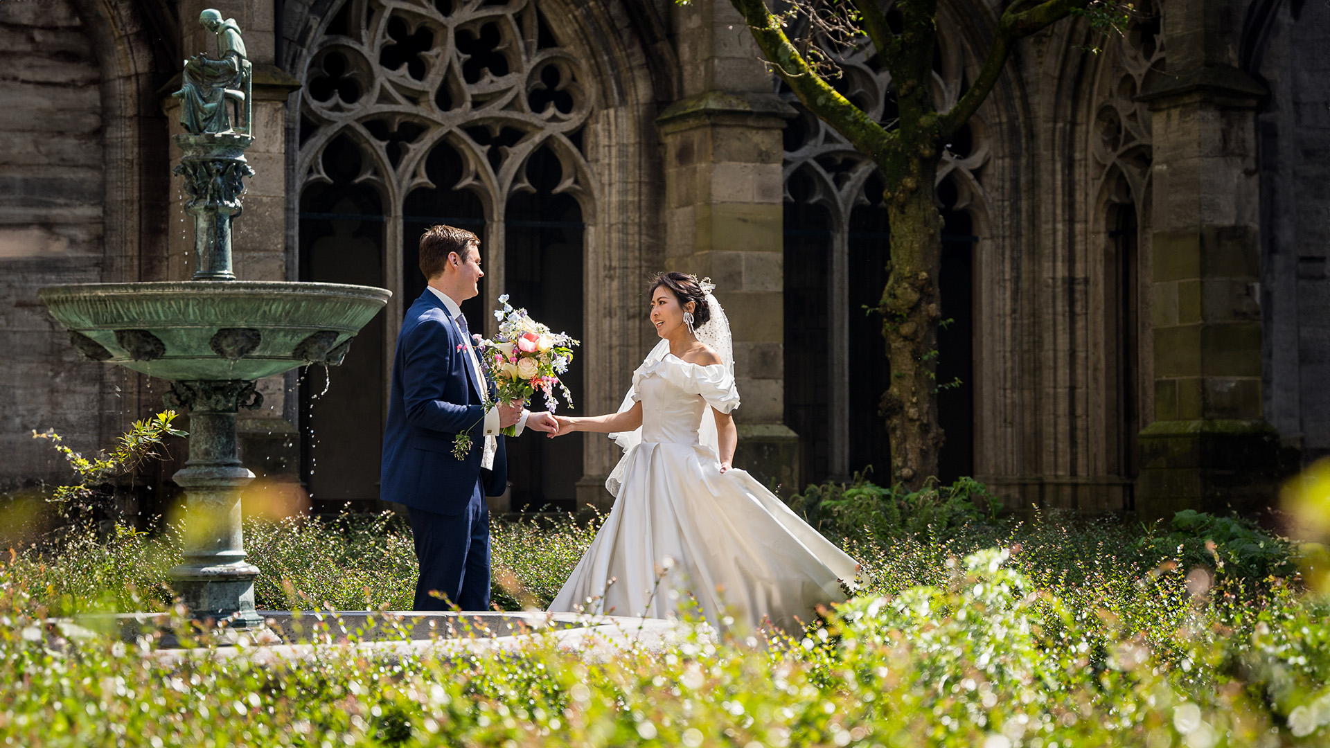 Een pasgetrouwd stel in een mooie omgeving